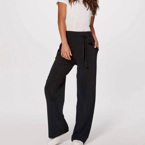 Lululemon noir paper bag wide leg pant